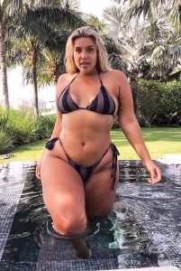 Stephanie-Viada-curvy-bikini-babe