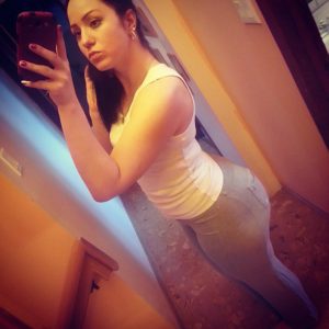 anja-dee-yoga-pants-selfie