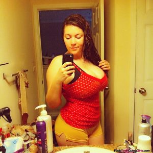 big-boob-curvy-girl-self-shot