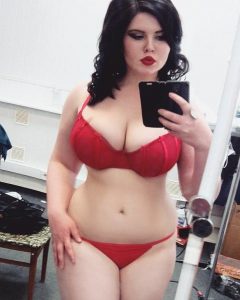 chubby-goth-babe-selfie