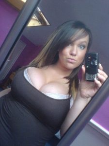 cleavage-selfie
