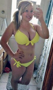 curvy-babe-bikini-selfie