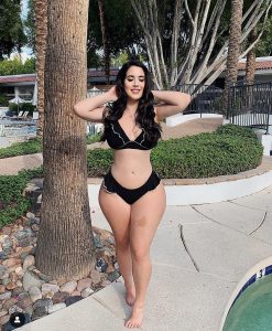 curvy-instagram-model-HollyLuyah