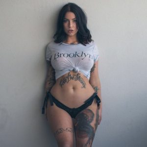 curvy-tattoo-girl