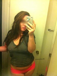 curvy-wife-selfie