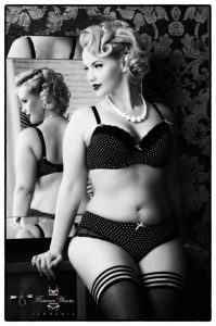 gorgeous-curvy-pinup-model