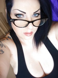 hot-babe-big-boob-cleavage