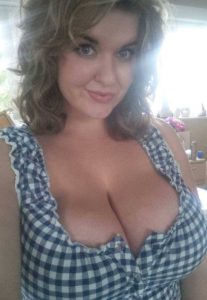 pretty-girl-huge-boobs-cleavage-selfie