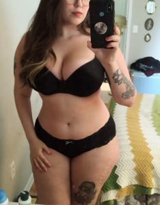 sexy-curvy-amateur-babe-selfie