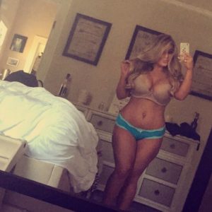 sexy-curvy-blonde-selfie