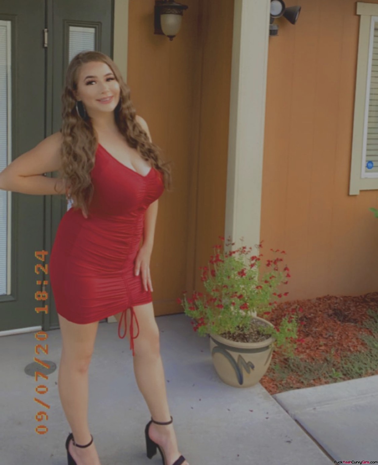 thick-and-busty-redhead-in-tight-dress