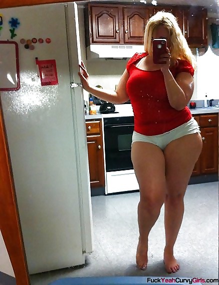thick-and-curvy-babe-selfie