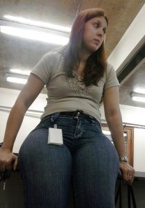 thick-thighs-in-tight-jeans